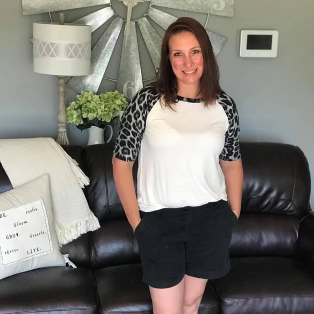 Adorable top perfect for fall transition.